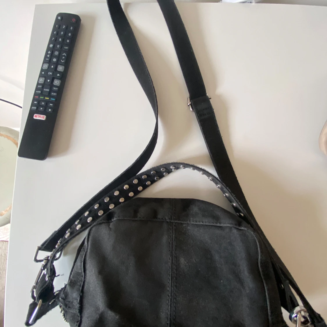 Svart mocka axelväska med nitar - 2