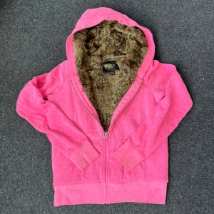 Zip Up med paljetter - Supersnygg och unik zip up från VS PINK, I bra skick, lite smutsig (se bild 4/5) annars inget fel💓 Den är supermysig😇💓