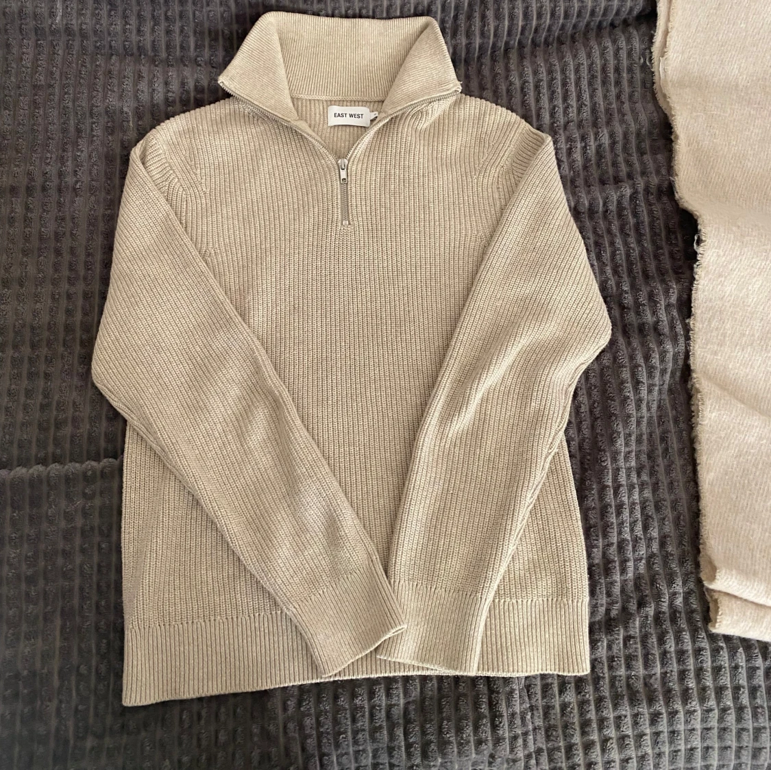 Beige ribbad half zip-tröja East West