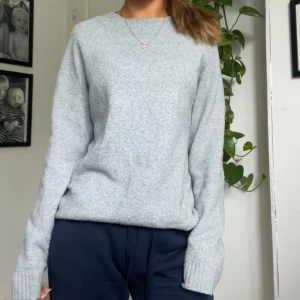 Ljusgrå / blå stickad tröja - Mysig gråblå stickad tröja från Vero Moda. Nästan aldrig använd. Obs - tröjan är något mörkare och mer blåaktig i verkligheten. 