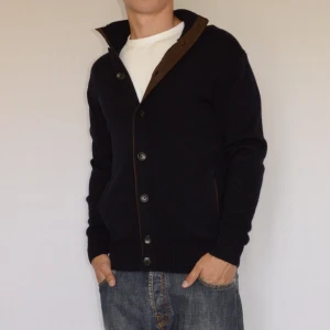 Boggi Milano stickad cardigan - BOGGI MILANO CARDIGAN  Storlek : L   Passform : Normal  Användning : Tröjan är i ett väldigt fint skick utan defekter  Nypris : Cirka 2000SEK  Modellen på bilden är 182CM och väger 79KG