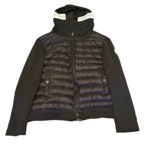 Moncler cardigan  - Säljer en äkta Moncler cardigan med dunpaneler och huva i storlek M. En perfekt blandning av stil och komfort – med dun framtill och sweatshirt-material i ärmar och rygg. Passar både till vardags och som ett lättare ytterplagg.  🖤 Färg: Svart 📏 Storlek: M (Liten i storlek) 🧥 Modell: Cardigan med dunpanel och huva 🎯 Skick: Väldigt fint skick, knappt använd 🧼 Fräsch och redo att bäras  Nypris ca 6.000 kr – mitt pris: 2.200 kr