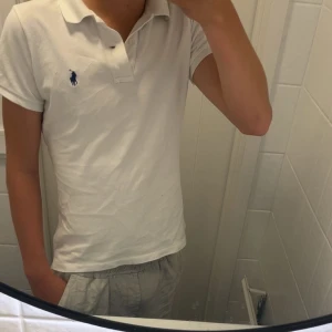 Vit pikétröja Ralph Lauren - En till skön Ralph lauren piké. Den har inte använts så mycket pågrund av att den blev liten snabbt. Den har inga defekter eller liknande. Det står att det är storlek S men den är mer som en XS. Så den passar dig som är 160cm till 163 ungefär. Om ni har några frågor eller funderingar är det bara att kontakta mig!👌