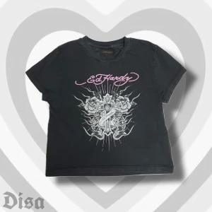 Ed Hardy burning cross babytee - Tröja från Ed Hardy, använd få gånger. Säljer då den tyvärr är för liten för mig. Tight fit och cropped. Ska vara storlek S men tycker den sitter mer som en XS.