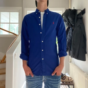 Blå Ralph Lauren skjorta  - Ralph Lauren skjorta i mycket bra skick🥶| Storlek: S | Jag är 182cm och väger 65kg📏| Vid frågor eller pris diskussion är det bara att skriva ✍🏼 | Frakt inom 48h📦