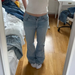 Ljusblå jeans - Jeans som jag köpt från vinted. De är högmidjade men jag brukar dra ner de som på första bilden och då sitter de mer lågmidjat. Storleken är 36.