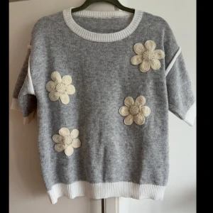 Grå stickad tröja med blommor - Oanvänd stickad tröja i strl M
