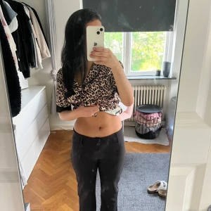 Bootcut låg/mid waist kostymbyxor - Jätte snygga low/mid waist kostymbyxor från AMELIE & ME. Oanvända och pris lapp kvar. Lite långa för mig som är 165, stl 40 men passar mig som är stl xs,s.