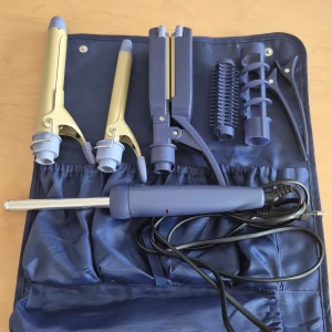 Philips Salon Multistylist 8-in-1 – Hårstylingkit i mycket fint skick - Säljer en Philips Salon Multistylist 8-in-1, ett komplett stylingkit för hår med flera utbytbara tillbehör. Perfekt för dig som vill kunna variera din frisyr med lockar, vågor, volym eller rakt hår – allt i ett och samma set.  ✅ Nästan oanvänd – i mycket gott skick ✅ 8-i-1: flera stylingmöjligheter ✅ Originalförpackning (väska) och alla delar medföljer ✅ Fungerar helt utan problem  Tillbehör som ingår:  Locktänger i olika storlekar  Crimper / vågtång  Spiralform och borsttillbehör  