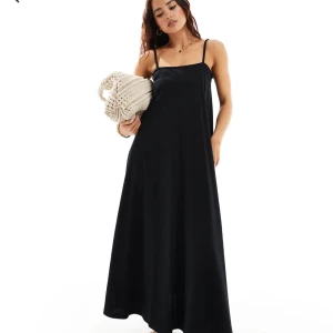 Svart långklänning från ASOS DESIGN - Svart långklänning med smala axelband och lätt utställd passform från ASOS DESIGN. Klänningen har en enkel och stilren look med tunna band som knyts på axlarna. Helt ny och oanvänd. 