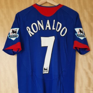 Cristiano Ronaldo forbollströja Manchester United 05-06 - Cristiano Ronaldo Manchester United repIika fotbollströja 05-06. Helt ny med tag. Storlek: Medium