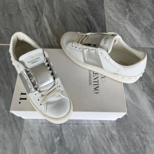 Valentino skor - Valentino Open - Skick: Använda 1 gång - Tillbehör: Valentino distbag och kort - Nypris: 6000kr - TrendWardrobe