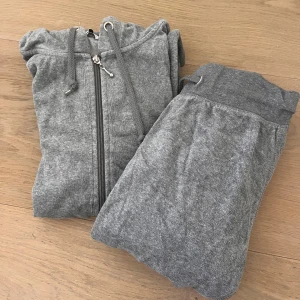 Grått mjukis sett från Cubus  - Grått mjukis sett från Cubus säljs tillsammans för 400kr vill man köpa jackan eller byxornas separat 200kr styck. Priset kan diskuteras ☺️