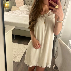 Vit spetsklänning från Forever 21 - Supersöt vit kortklänning från Forever 21 med spetsdetaljer upptill och längs fållen. Älskar den här klänningen den är superfin men säljer nu vidare då ja har för mycket kläder💗 Skriv om du har fler frågor🫶