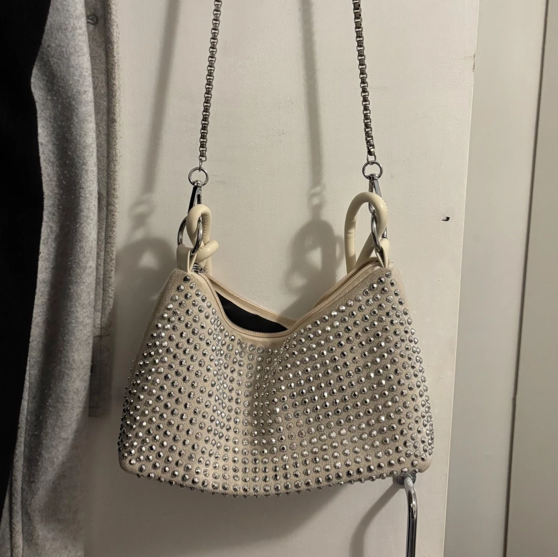 Beige axelväska med silverpaljetter