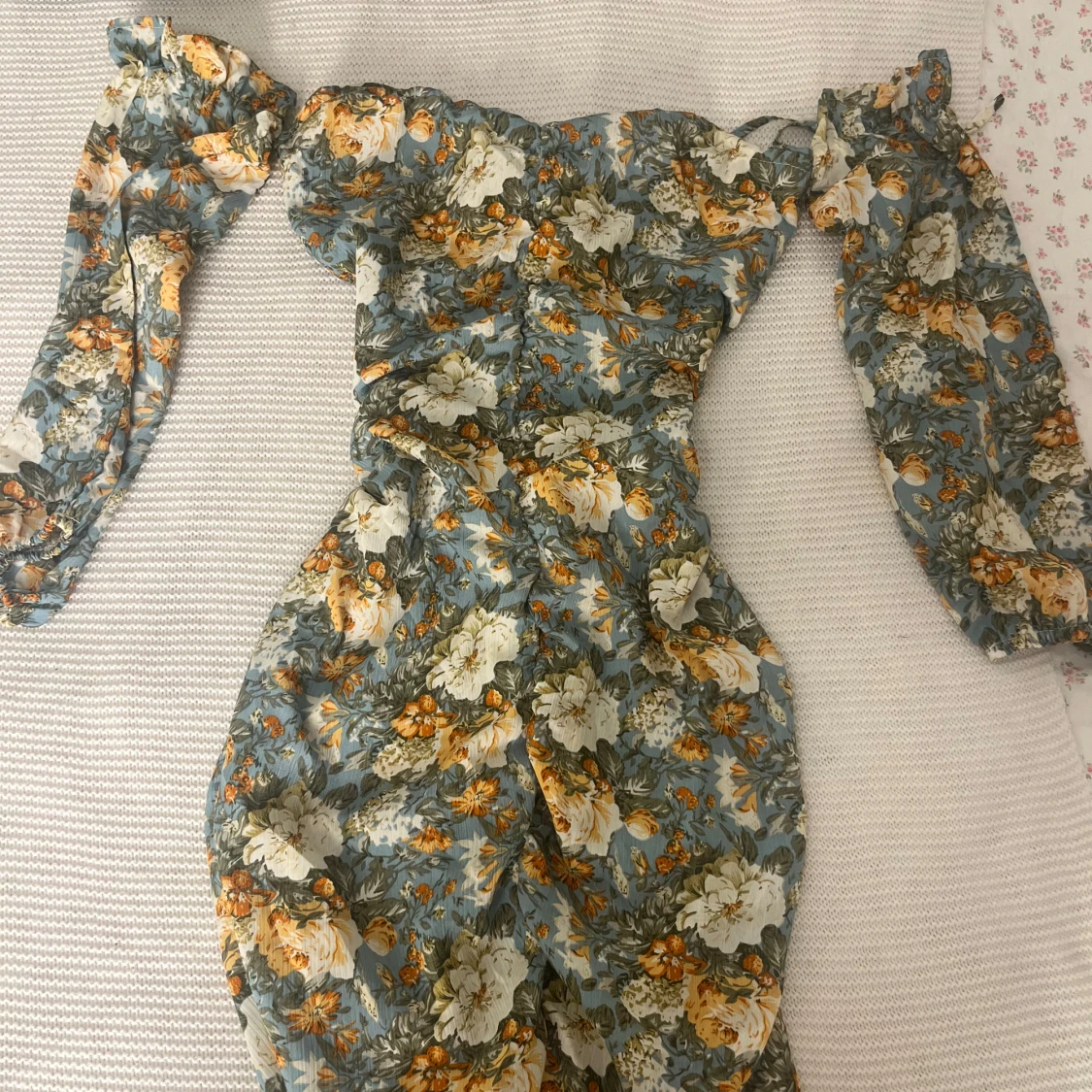 Blommig klänning med puffärmar - 1