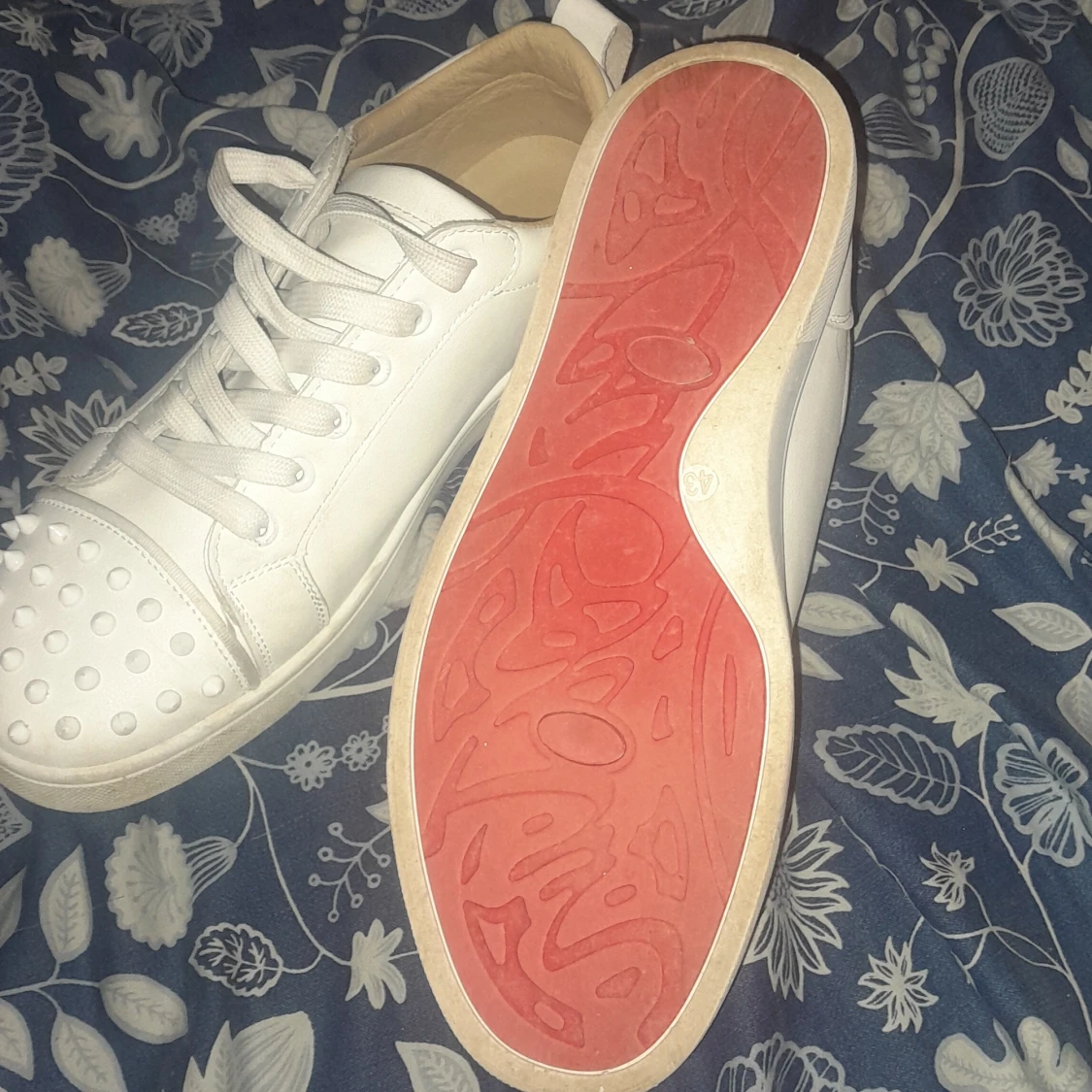 Vita sneakers med nitar och röd sula - 3