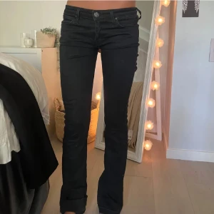Lågmidjade svarta lee jeans  - Så himla snygga lågmidjade svarta jeans från lee, tyvärr har dom bara inte kommit till användning för att dom är lite små. (Min kompis på första bilderna, lite stora för henne dock) Har sprätt upp dom så att dom ska passa bättre i längden (är 176)💗passar nog någon som har 34🌟inte alls så urtvättade och är i bra skick förutom att dom är uppsprätta och lite smutsiga där nere💗rimliga bud!