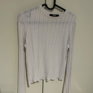 Vit ribbad tunnare tröja BikBok - Vit tunnare långärmad topp från BikBok storlek S. Använd fåtal gånger. Normal i storlek.