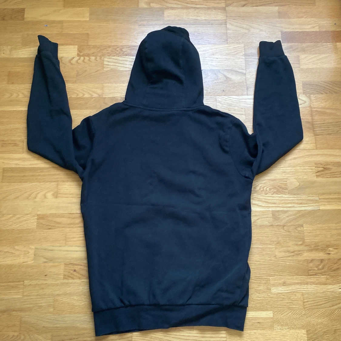 Svart HOODRICH hoodie med röd logga - 1