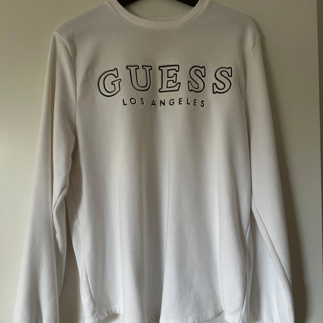 Vit långärmad tröja från Guess