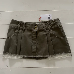 Minikjol från Urban Outfitters - Cargo minikjol i färgen khaki från Urban Outfitters. Aldrig använd. 