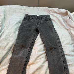 Mörkgrå jeans från grunt, storlek 23 - Säljer ett par mörkgrå jeans från grunt i klassisk femficksmodell. Jeansen har raka ben, normal passform och är tillverkade i bomull. Snygg tvättad look och passar perfekt till sneakers eller boots.