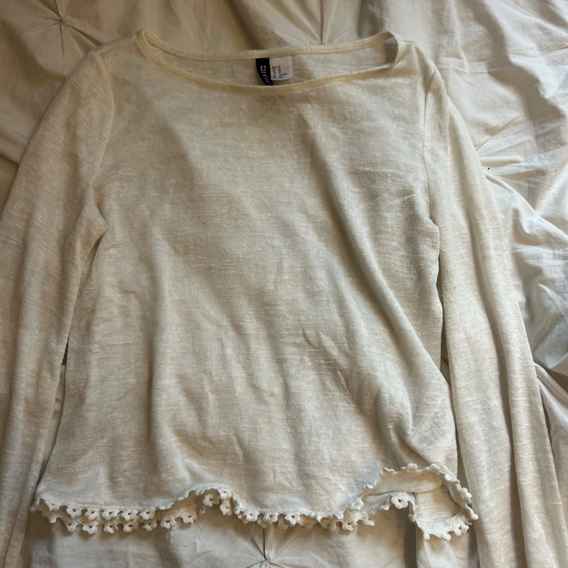 Beige/vit långärmad topp med spetskant