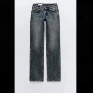 Mörkblåa lågmidjade jeans  - Snygga lågmidjade jeans. Inga hål, skador. Säljer pga av att de ej kommer till användning !💓skriv privat för fler bilder