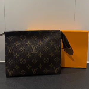 Väska - Hej! Säljer min helt nya väska i äkta läder. Väskan är oanvänd. Finns i Stockholm. Priset kan diskuteras. 