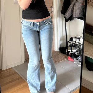 Ljusblå bootcut true religion jeans med låg midja - Säljer ett par ljusblå true religion med låg midja och bootcut-snitt. Jeansen har klassiska fickor fram och bak, med snygga detaljer på bakfickorna. Osäker p om jag vill sälja så kom med bud. 