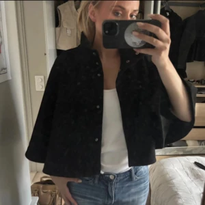 Svart cape Zara - Säljer en svart cape från Zara, perfekt att slänga över en klänning eller linne. Aldrig använt