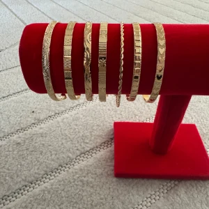 Set med 7  armband i olika mönster - Säljs alla för 80kr. Oanvända