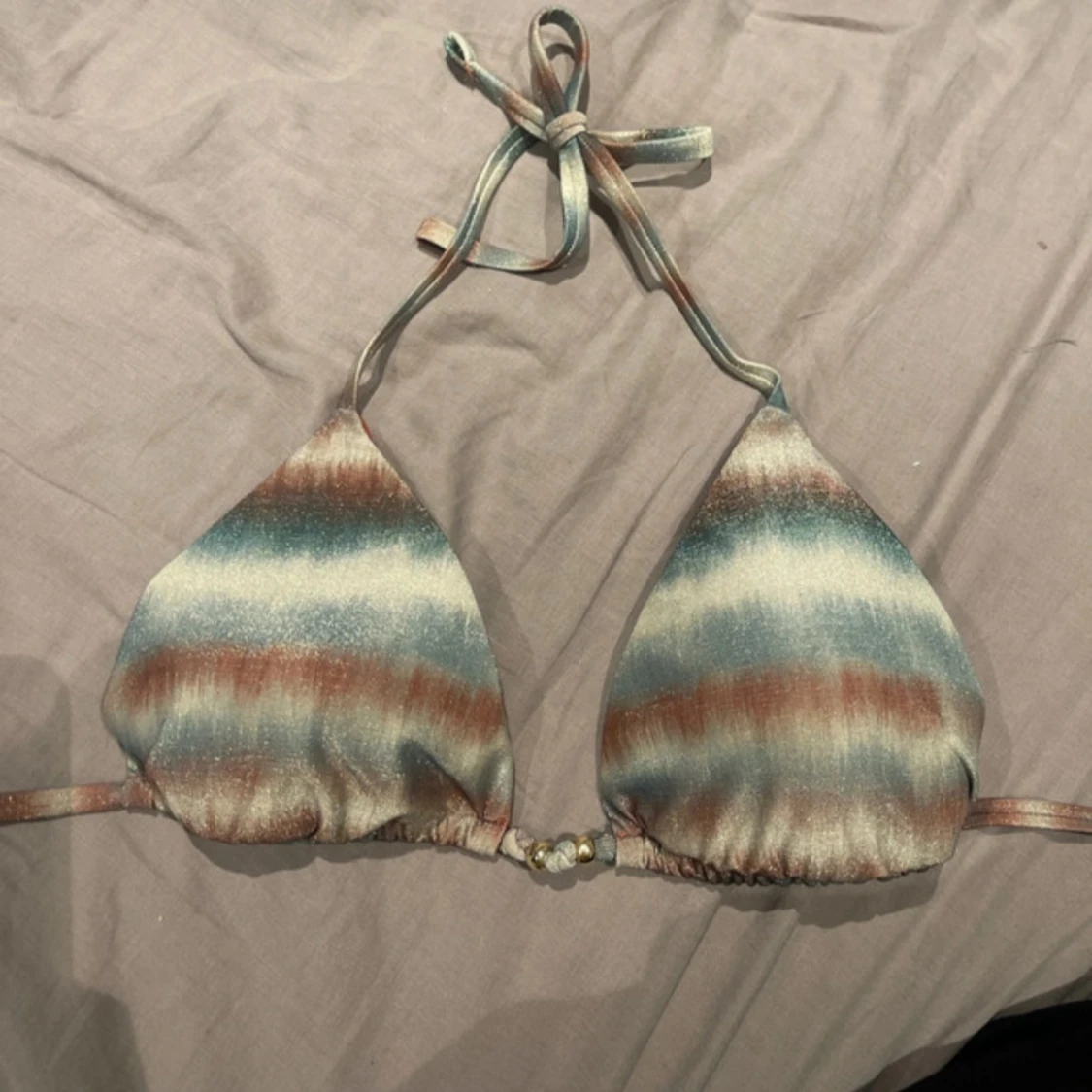 Randig glittrig bikiniöverdel med pärlor - 1