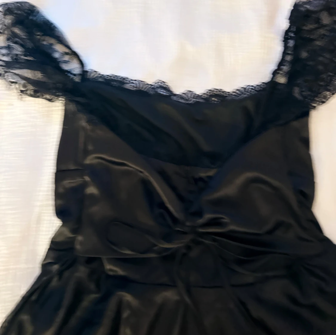 Svart klänning med spetsdetaljer - 1