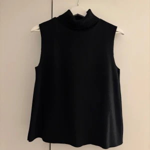 Svart ärmlös topp ZARA - Stilren svart topp från Zara i New York. Aldrig använd