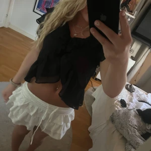 Volang topp - Säljer nu denna as snygga toppen ifrån Nelly som är helt oandävnd med lapp kvar!!!