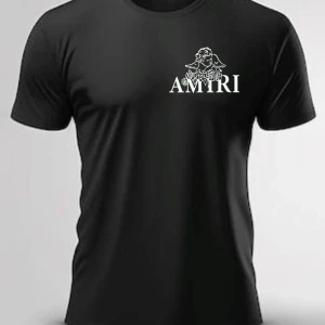 Svart Amiri t-shirt med ängeltryck - Svart t-shirt från Amiri med vit ängelgrafik och logga på både bröstet och ryggen. Klassisk rund hals och korta ärmar. T-shirten har en clean look med stor kontrast mellan trycket och tyget, perfekt för dig som gillar streetwear med edge.