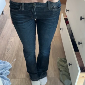 Vintage jeans - Mörkblå bootcut jeans!! lite slitna vid sluten av benen men d är inget som riktigt syns! 