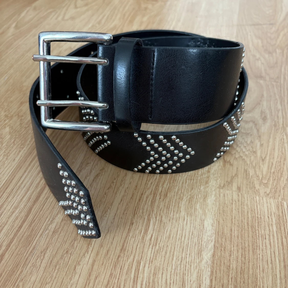 Svart skärp med nitar och dubbla spännen