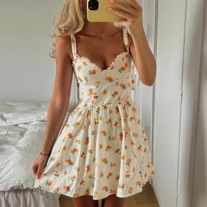 Sommarklänning - Såå söt mönstrad klänning från zara, endast använd en gång🍊