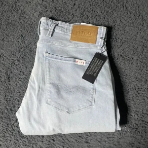 Nya Replay Anbass jeans  - Helt nya Replay jeans! Börja följ !!!Tyvärr kan jag inte skicka bild när jag själv bär plagget då jag för det första ofta inte kan ha storlekarna jag säljer och för det andra skulle det bli alldeles för mycket jobb när jag säljer så mycket, så jag rekommenderar att man kikar måtten heller googlar på modellnamnet för att se passformen :) längd 103cm bredd 43cm 