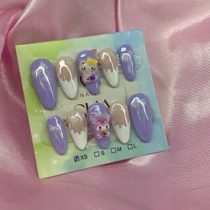 SugarBows (XS);Medium Almond - Snygga gelé press-on naglar i lila, beige och vitt med droppdesign och rosetter. Två naglar har 3D-figurer inspirerade av Hello Kitty och Kuromi. Medium, mandelformade och glansiga. Perfekt för dig som vill ha unika och söta naglar utan att gå till salong. I storlek XS: 14 mm, 11 mm, 11,5 mm, 10 mm, 8 mm 