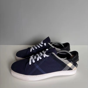 Burberry skor - Säljer ett par ovanliga burberry skor i storlek 44, passar 43,5. Cond 9/10 smuts på sulan men annars perfekt skick! Medkommer endast skor