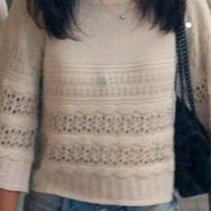 Beige stickad tröja från MNG - Säljer min trekvartärmade tröja ifrån mango. Har ingen bild med den på den den har blivit för liten så tog en ifrån internet. Den är i väldigt fint skick💕