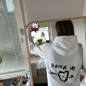 Vit hoodie med tryck och huva - Säljer en vit hoodie från märket mira Paris. Tröjan kommer att strykas innan den postas! Ursprungspris 1449kr.