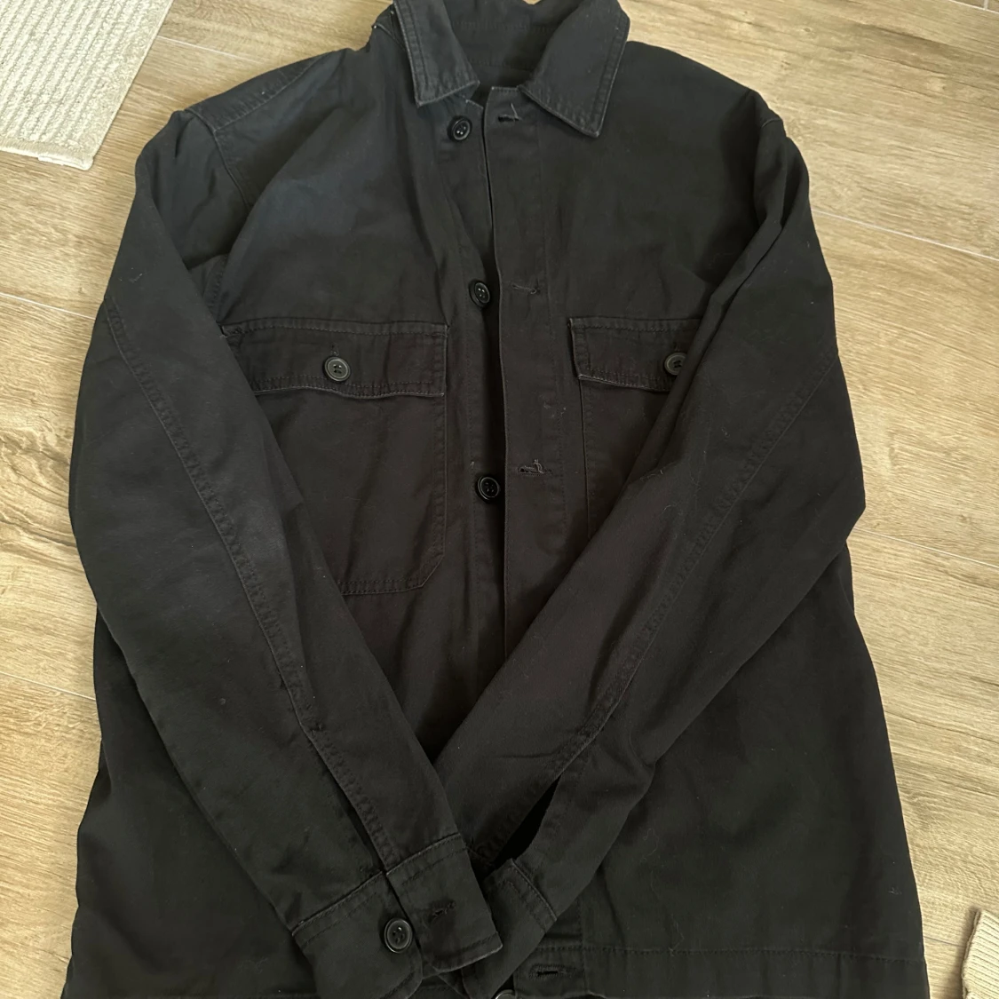 Svart overshirt från 157, storlek S