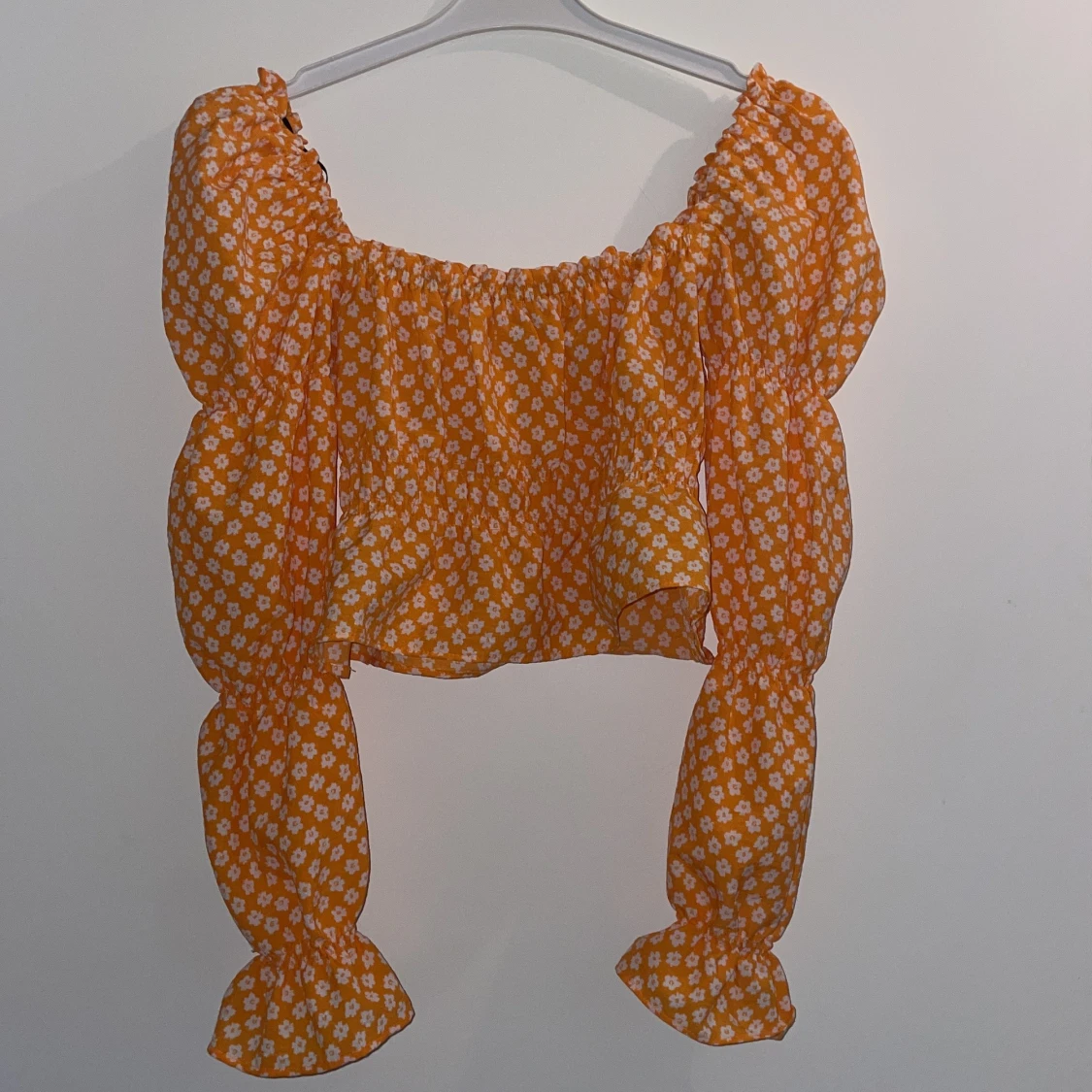 Orange blommig blus med puffärmar