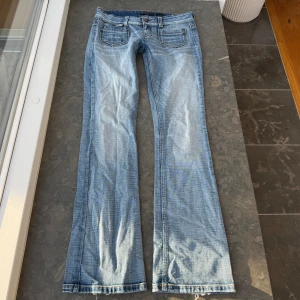 Lågmidjade jeans only - Super snygga jeans som tyvärr inte passar mig har därför ingen bild på! Midjemått tvärsöver är 43cm, midjehöjden är 19cm och inerbens längden är 85cm💕jag är bortrest nu men jag kommer hem på lördag så kan skicka då