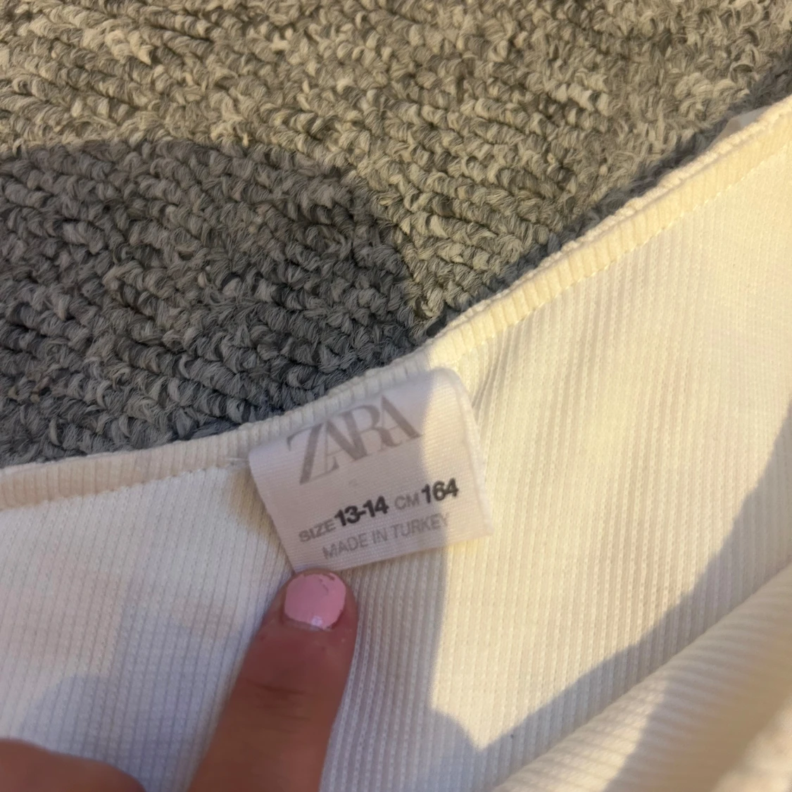 Vit oneshoulder topp med volang Zara - 2